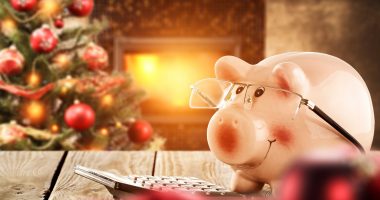 A piggy bank making a Christmas budget