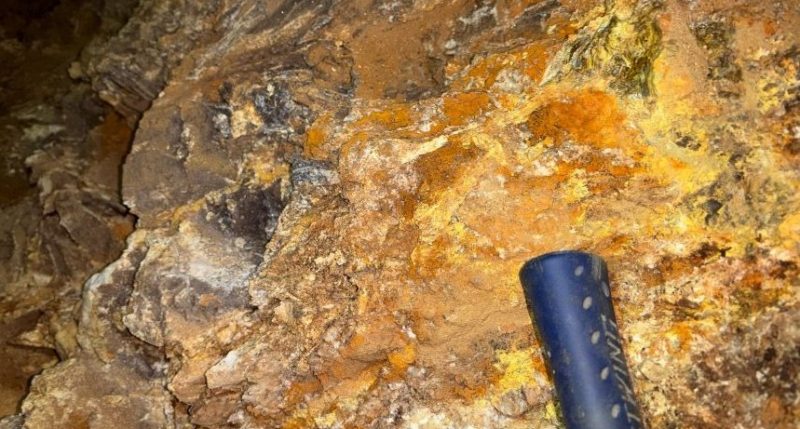 Antimony oxide showings at the Green mine in Nevada
